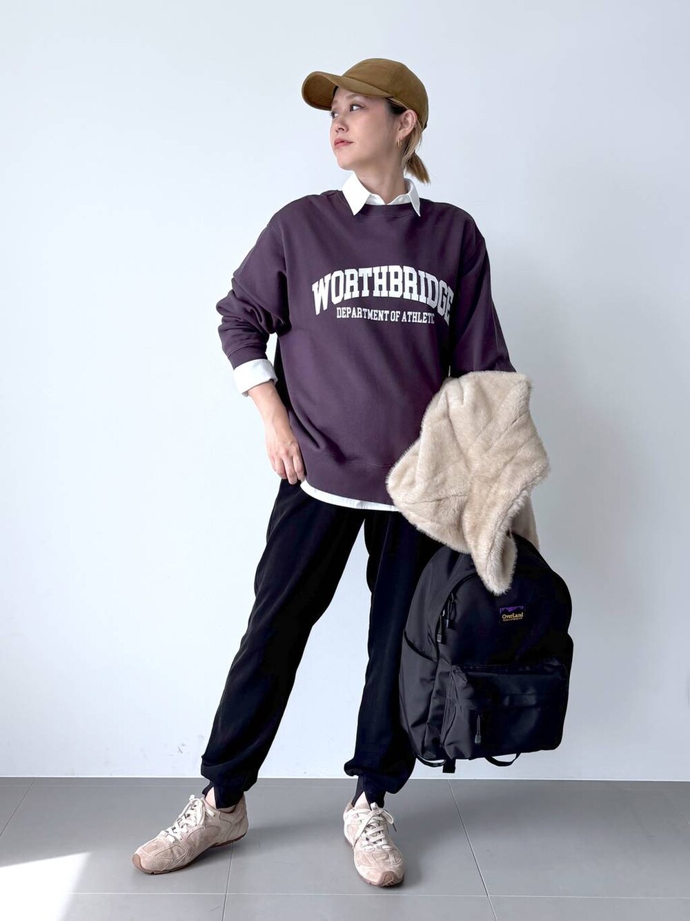 ホワイト系のシャツ/ブラウス、ベージュ系のベスト、パープル系のスウェットを着用したレディースの秋コーディネートの6枚目の写真