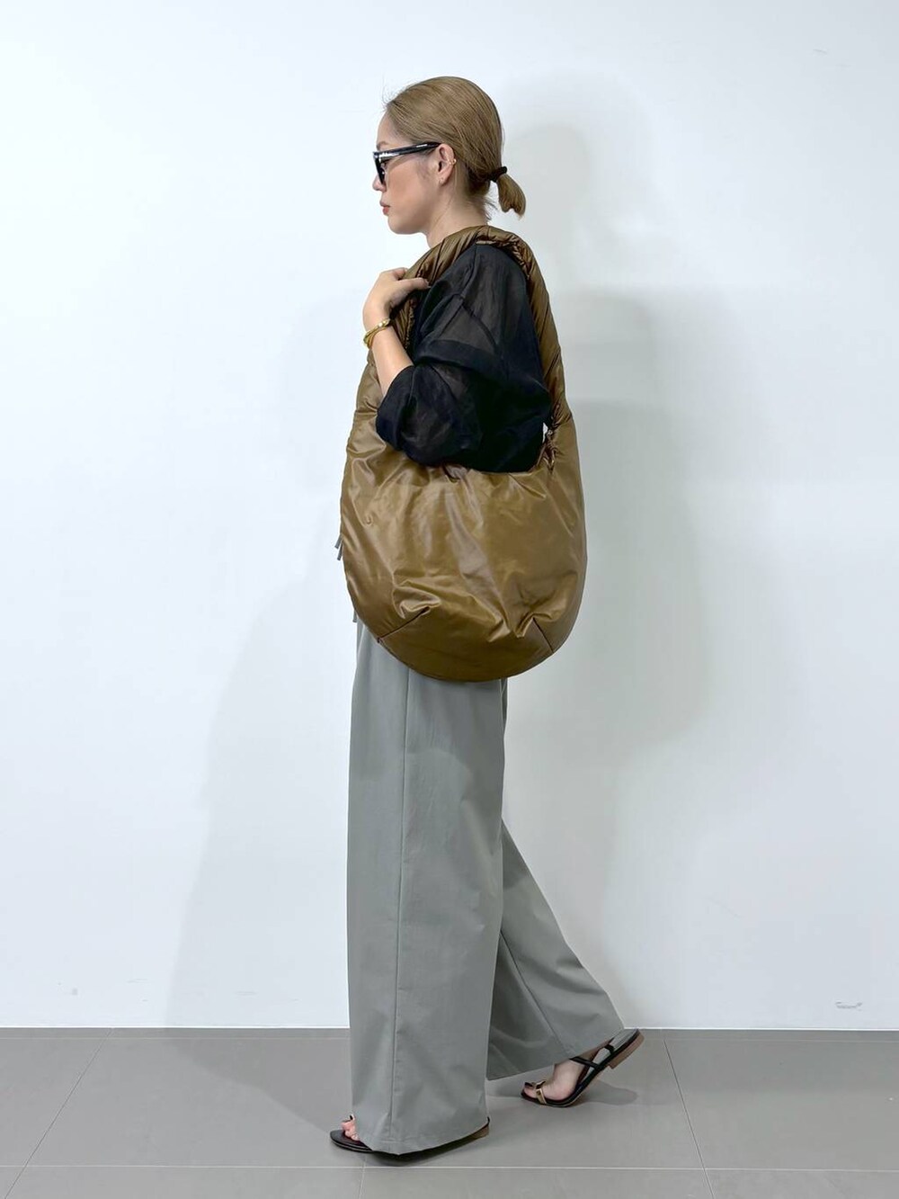 ブラック系のシャツ/ブラウス、ブラック系のサンダル、グリーン系のその他パンツを着用したレディースの夏コーディネートの3枚目の写真