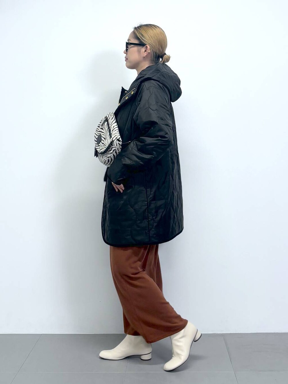 「シンプルコーデ、大人カジュアル、きれいめカジュアル、アウター、ロングスカート、メガネ、ニット、ショートブーツ、バッグ、レイヤードスタイル、冬コーデ、秋冬新作、差し色コーデ、オーバーサイズ、スポーティ」|「BARNYARDSTORMのBARNYARDSTORM / UVカットラウンドグラス(メガネ、ブラック系)」を使った、ニッシさん(レディース・164cm)の秋コーディネートの2枚目の写真
