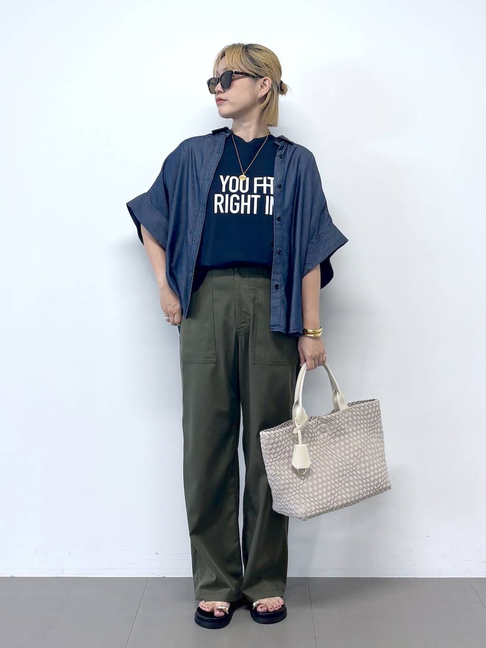 グリーン系のチノパンツ、ブルー系のTシャツ/カットソー、ブラック系のサンダルを着用したレディースの夏コーディネートの5枚目の写真