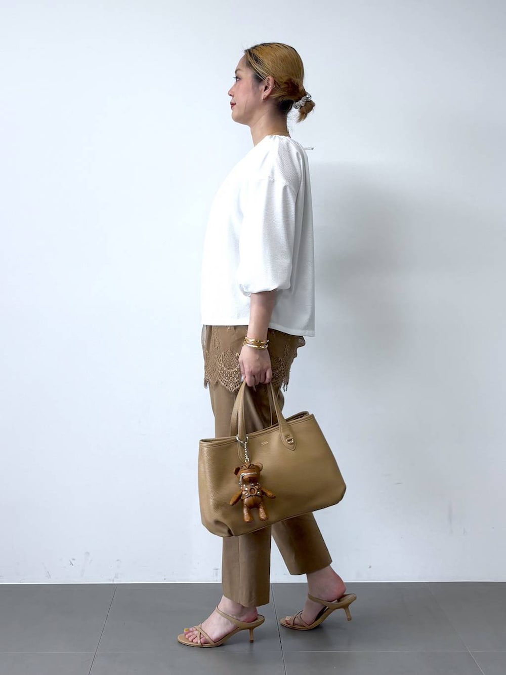 ホワイト系のシャツ/ブラウス、ベージュ系のその他パンツ、イエロー系のトートバッグを着用したレディースの春コーディネートの3枚目の写真