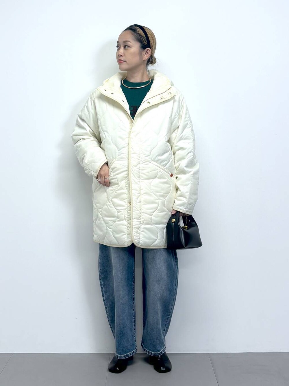 「きれいめカジュアル、アウター、デニムパンツ、ニット、レイヤードスタイル、ヘアアクセサリー、ショルダーバッグ、ショートブーツ、秋冬新作、冬コーデ、差し色コーデ、オーバーサイズ、スポーティ、ワンマイル、体型カバー」|「BARNYARDSTORMのBARNYARDSTORM / SINBONO / ショルダーBAG(ショルダーバッグ、ブラック系)」を使った、ニッシさん(レディース・164cm)の秋コーディネートの2枚目の写真