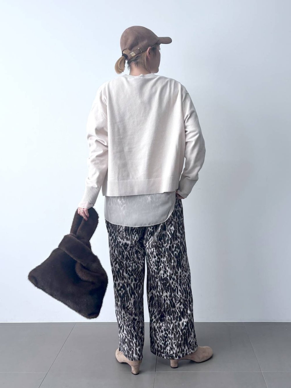 ベージュ系のその他パンツ、ブラウン系のブーツ、ホワイト系のニット/セーターを着用したレディースの秋コーディネートの4枚目の写真