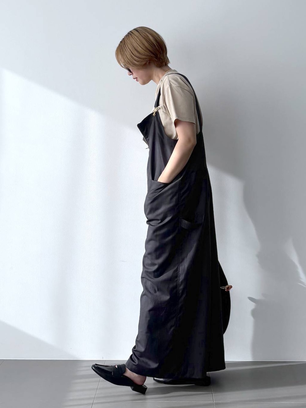 「Tシャツ、サロペット、ベーシック/シンプル、リラックス、おでかけ、春コーデ、めがね、ローファー、バッグ、差し色コーデ、オーバーサイズ、スポーティ、ワンマイル、体型カバー、カジュアル」｜「BARNYARDSTORMのBARNYARDSTORM / UVカットラウンドグラス（メガネ、ブラック系）」を使った、ニッシさん（レディース・164cm）の春コーディネートの3枚目の写真
