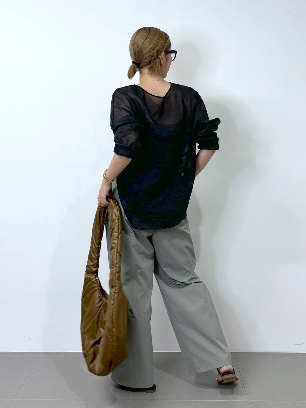 ブラック系のシャツ/ブラウス、ブラック系のサンダル、グリーン系のその他パンツを着用したレディースの夏コーディネートの5枚目の写真