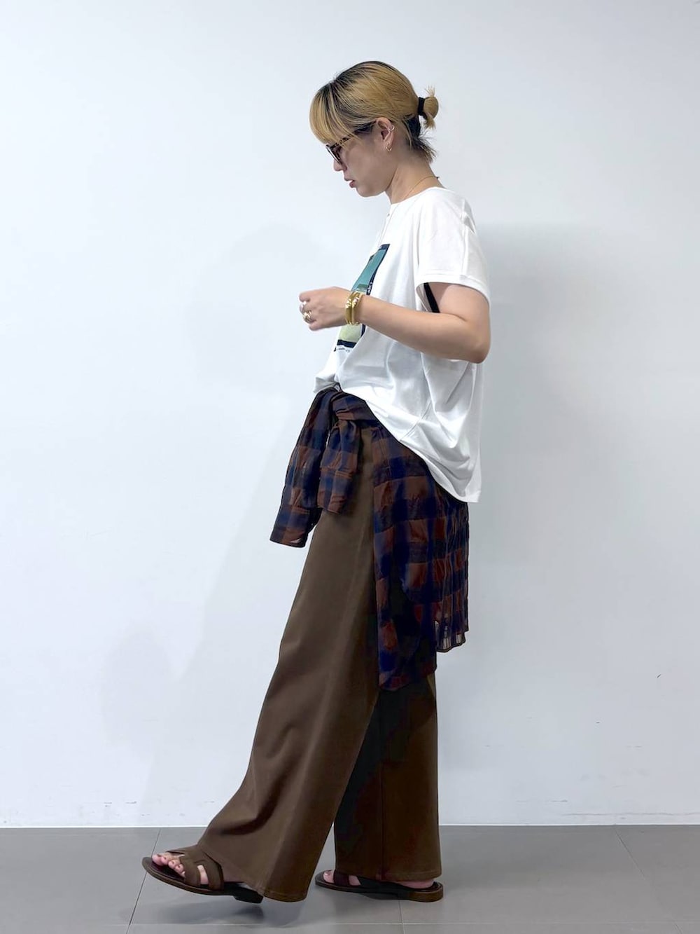 ホワイト系のTシャツ/カットソー、ブラウン系のシャツ/ブラウス、ブラウン系のデニムパンツを着用したレディースの夏コーディネートの7枚目の写真