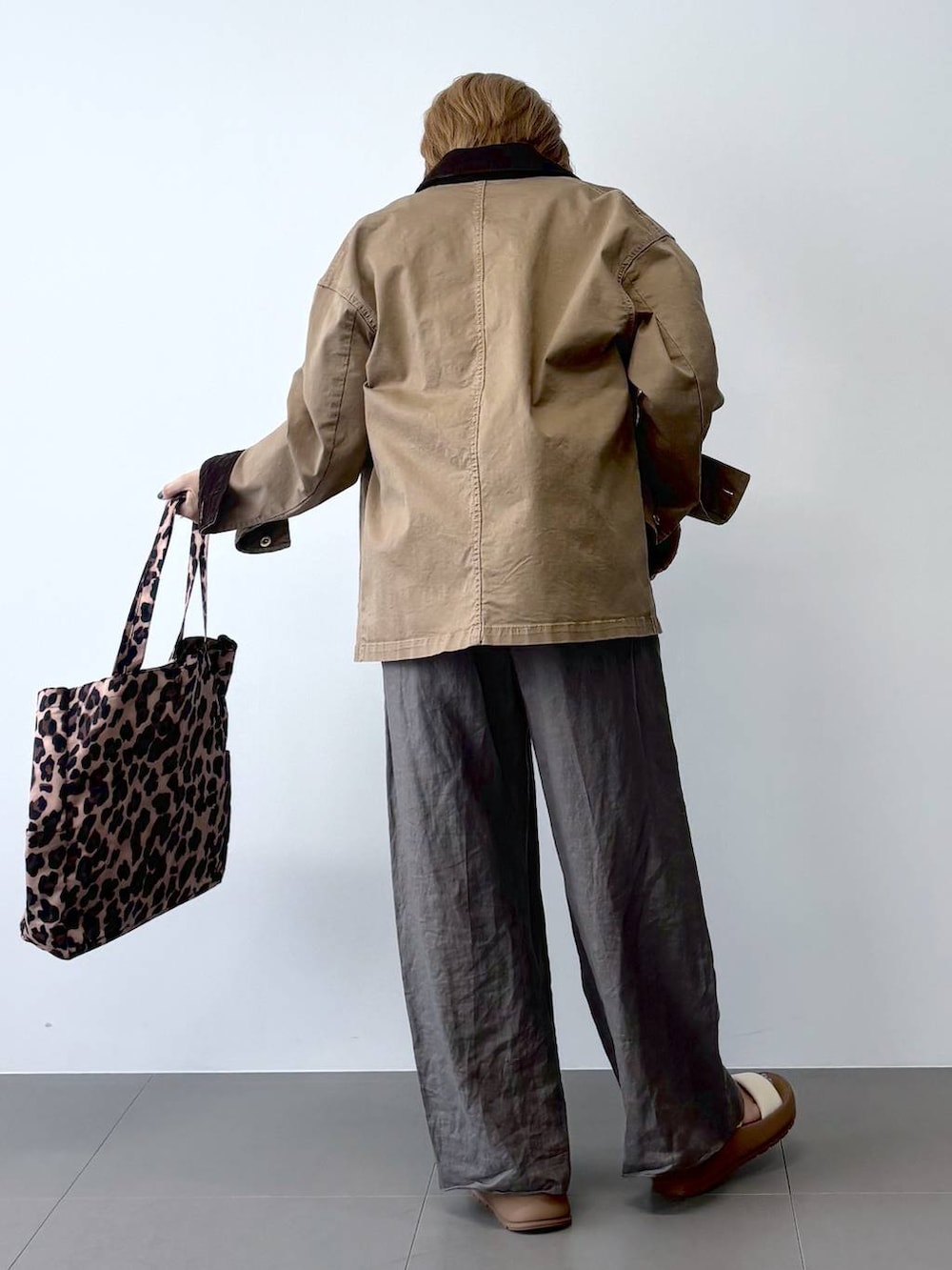 ベージュ系のミリタリージャケット、グリーン系のその他パンツ、その他のトートバッグを着用したレディースの春コーディネートの4枚目の写真