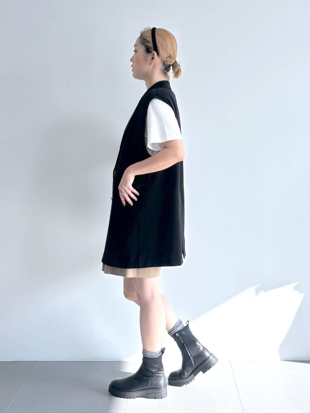 「ショートパンツ、Tシャツ、ブーツ、ショートブーツ、ヘアアクセサリー、ハンドバッグ、夏コーデ、秋コーデ、レイヤードスタイル、オーバーサイズ、ワンマイル、カジュアル、BARNYARDSTORM、Mazell、シンプルコーデ」|「BARNYARDSTORMのBARNYARDSTORM / SINBONO / ショルダーBAG(ショルダーバッグ、ブラック系)」を使った、ニッシさん(レディース・164cm)の夏コーディネートの3枚目の写真
