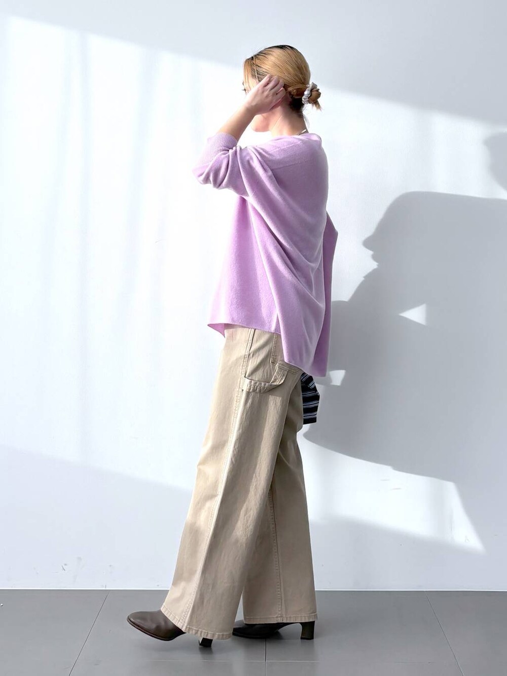 ブラウン系のブーツ、パープル系のニット/セーター、ブラウン系のTシャツ/カットソーを着用したレディースの冬コーディネートの5枚目の写真