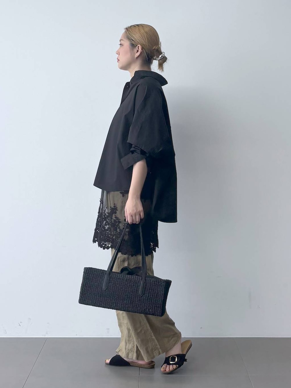 ブラウン系のシャツ/ブラウス、ベージュ系のその他パンツ、ブラック系のキャミソールを着用したレディースの春コーディネートの3枚目の写真