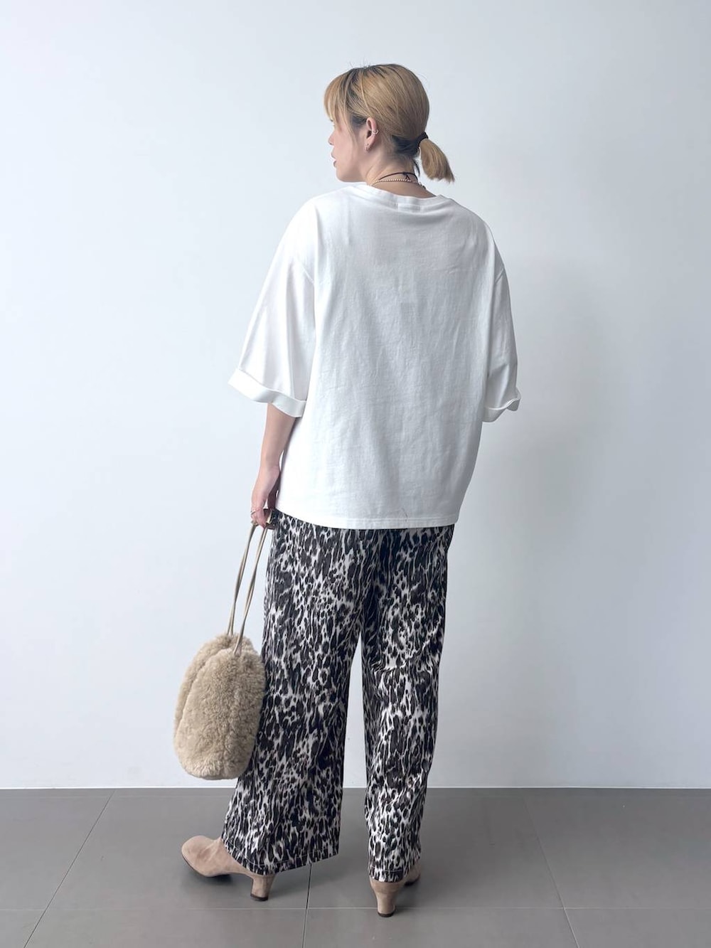 ベージュ系のその他パンツ、ブラウン系のブルゾン、ホワイト系のTシャツ/カットソーを着用したレディースの秋コーディネートの8枚目の写真
