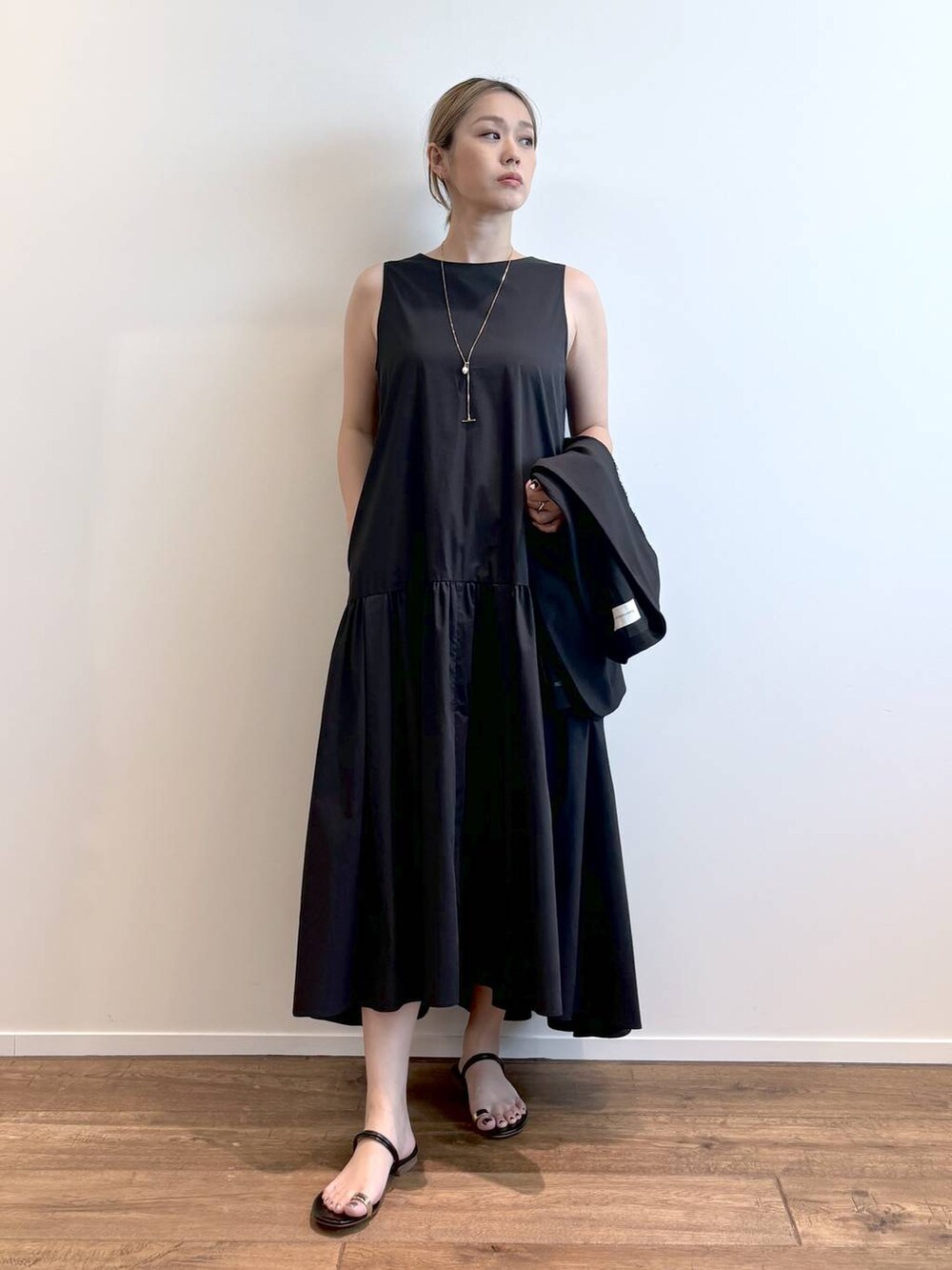 その他のトートバッグ、ブラック系のワンピース、ブラック系のベストを着用したレディースの春コーディネートの4枚目の写真