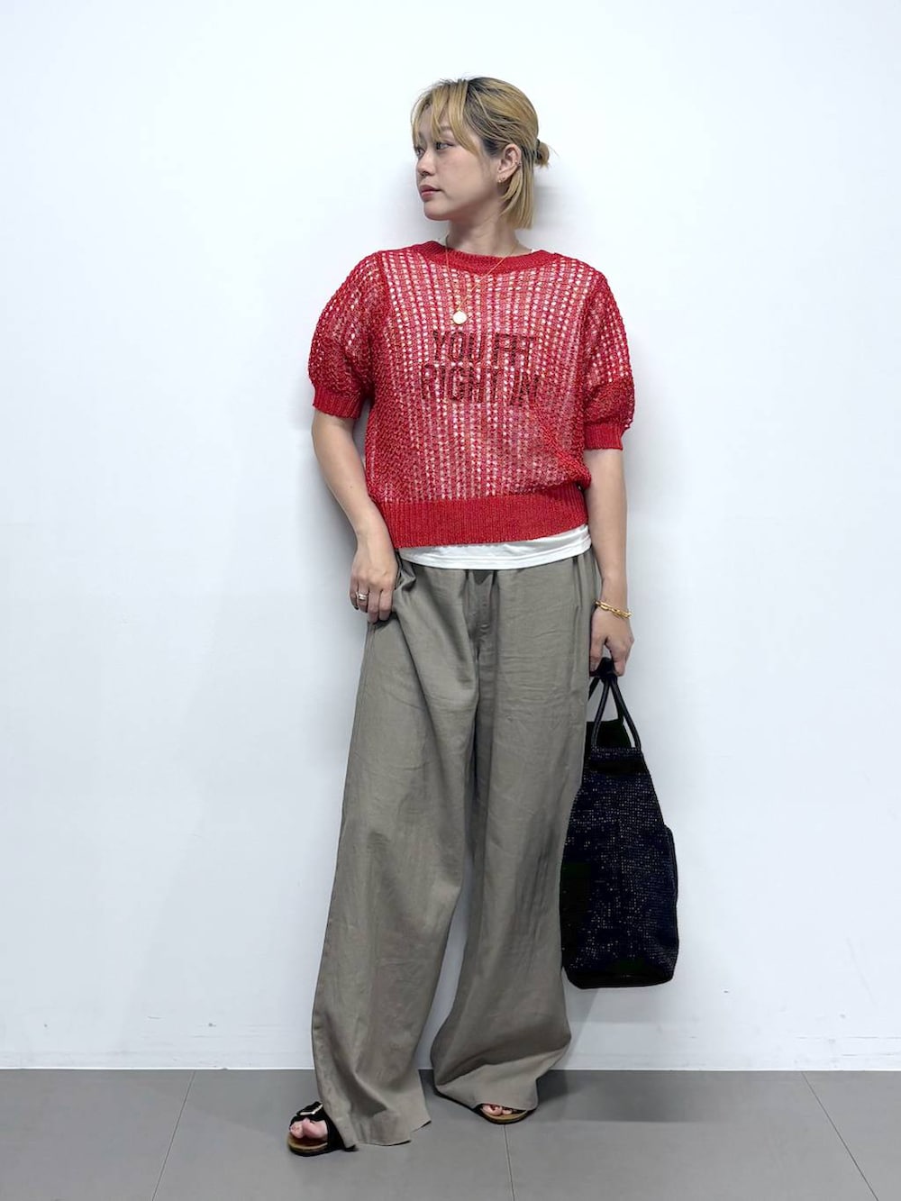 ブラウン系のその他パンツ、ホワイト系のTシャツ/カットソー、ブラック系のサンダルを着用したレディースの夏コーディネートの6枚目の写真