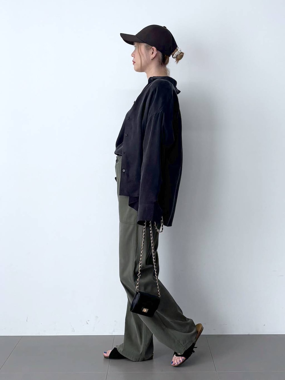 グリーン系のその他パンツ、グレー系のシャツ/ブラウス、グレー系のシャツ/ブラウスを着用したレディースの春コーディネートの2枚目の写真