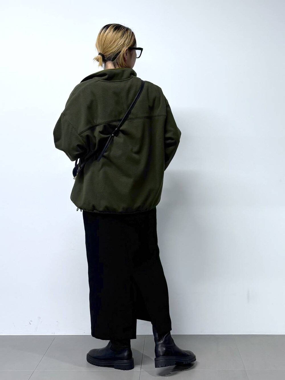 ブラック系のブーツ、ホワイト系のTシャツ/カットソー、ブラック系のショルダーバッグを着用したレディースの秋コーディネートの4枚目の写真