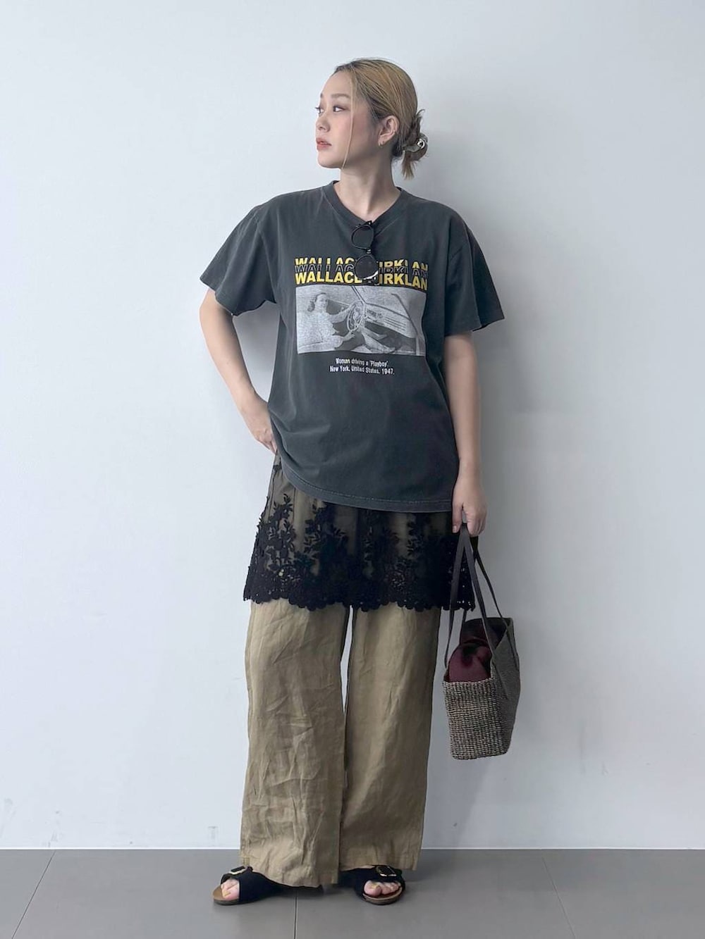 ベージュ系のその他パンツ、グレー系のTシャツ/カットソー、ブラック系のキャミソールを着用したレディースの春コーディネートの2枚目の写真