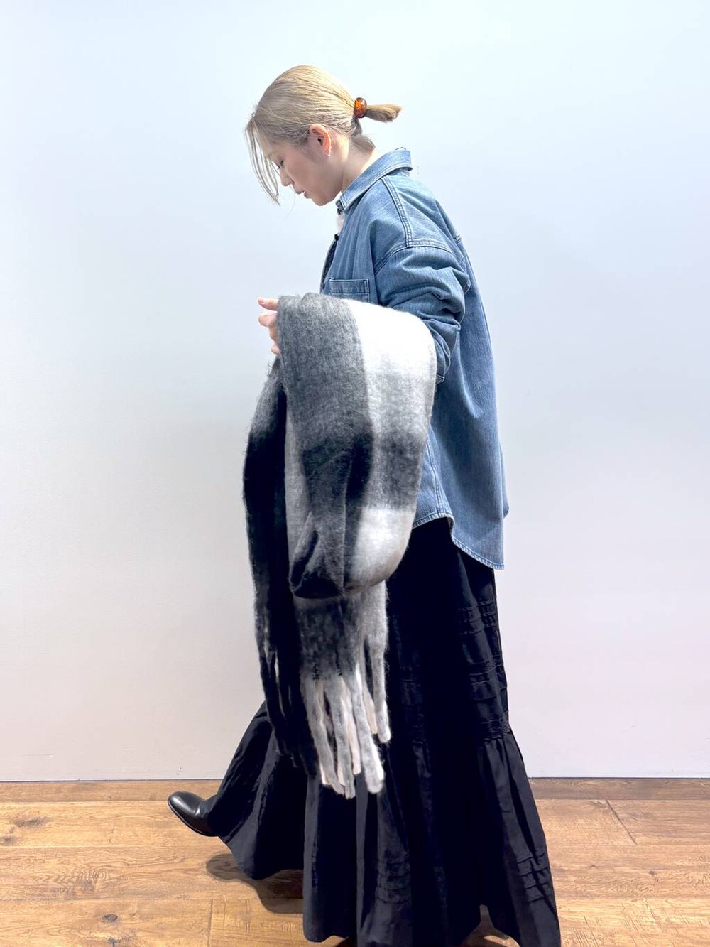 ブルー系のシャツ/ブラウス、ホワイト系のショルダーバッグ、ピンク系のニット/セーターを着用したレディースの秋コーディネートの2枚目の写真