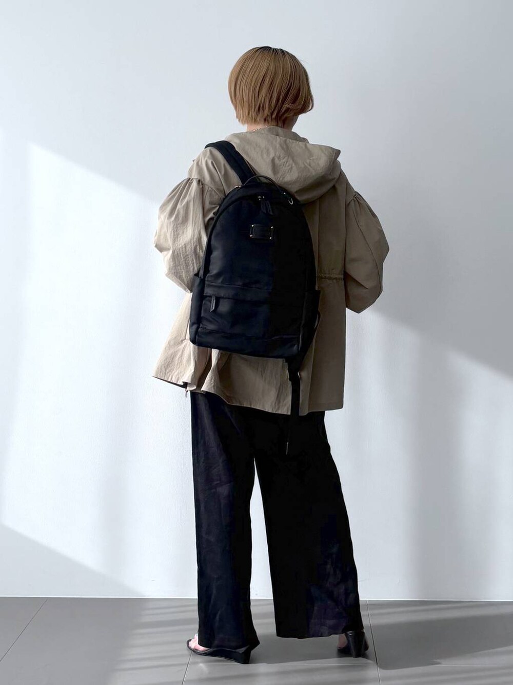 ブラック系のバックパック/リュック、その他のネックレスを着用したレディースの冬コーディネートの6枚目の写真