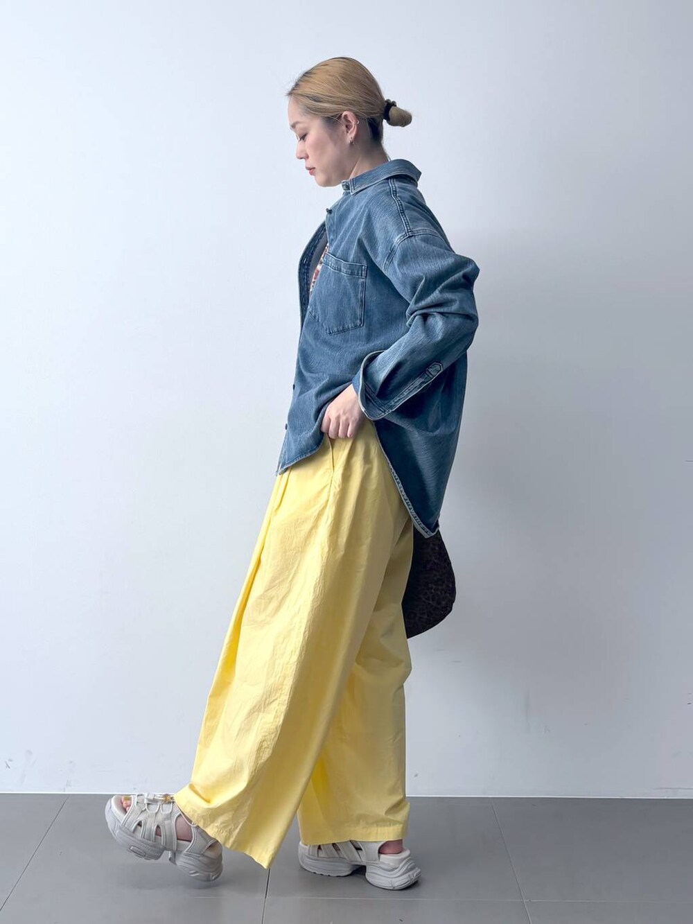 イエロー系のその他パンツ、ブルー系のシャツ/ブラウス、その他のトートバッグを着用したレディースの春コーディネートの4枚目の写真