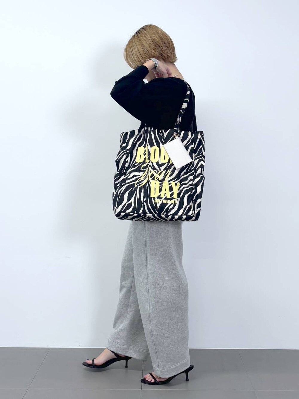 「モノトーン、スウェット、スウェットパンツ、ニット、ベーシック/シンプル、リラックス、サンダル、トートバッグ、おでかけ、春コーデ、オーバーサイズ、スポーティ、ワンマイル、体型カバー、カジュアル」｜「BARNYARDSTORMのBARNYARDSTORM / 【スタイリスト若狭恵美さんご紹介アイテム】チョーカー（チョーカー、その他）」を使った、ニッシさん（レディース・164cm）の冬コーディネートの3枚目の写真