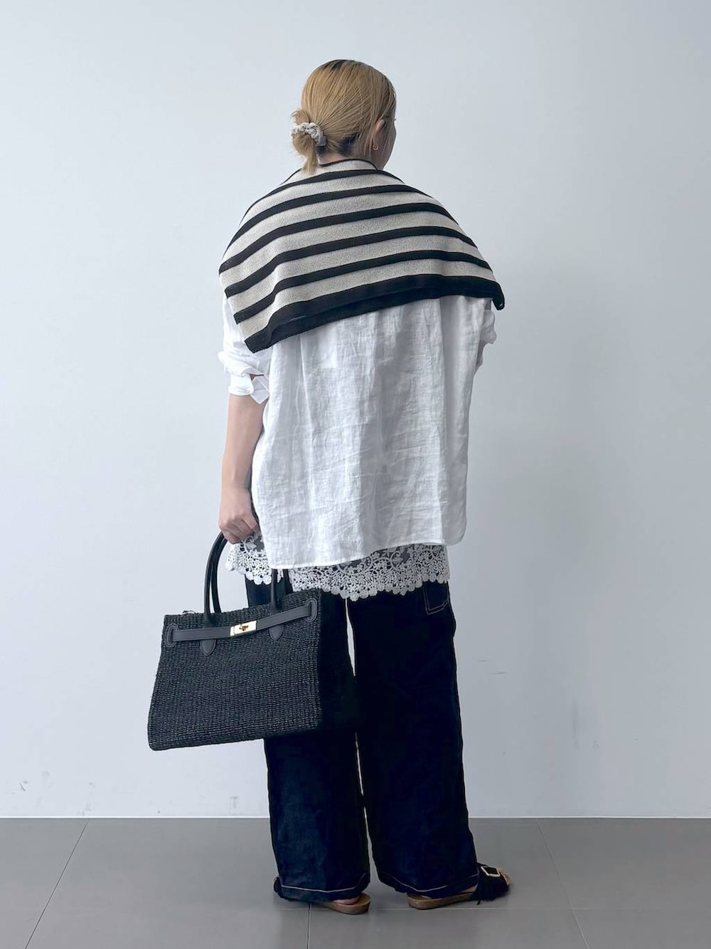 ホワイト系のニット/セーター、ホワイト系のシャツ/ブラウス、ブルー系のその他パンツを着用したレディースの春コーディネートの2枚目の写真