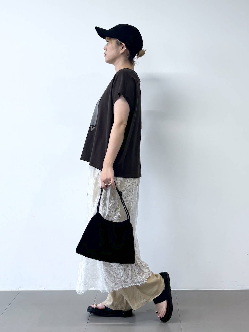 ブラウン系のTシャツ/カットソー、ベージュ系のその他パンツ、ブラック系のサンダルを着用したレディースの夏コーディネートの2枚目の写真