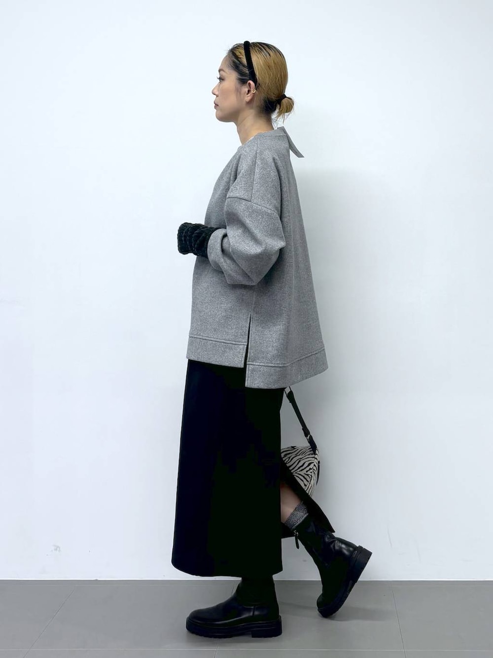 その他のボディバッグ/ウエストポーチ、ブラック系のスカート、ブラック系のブーツを着用したレディースの秋コーディネートの5枚目の写真