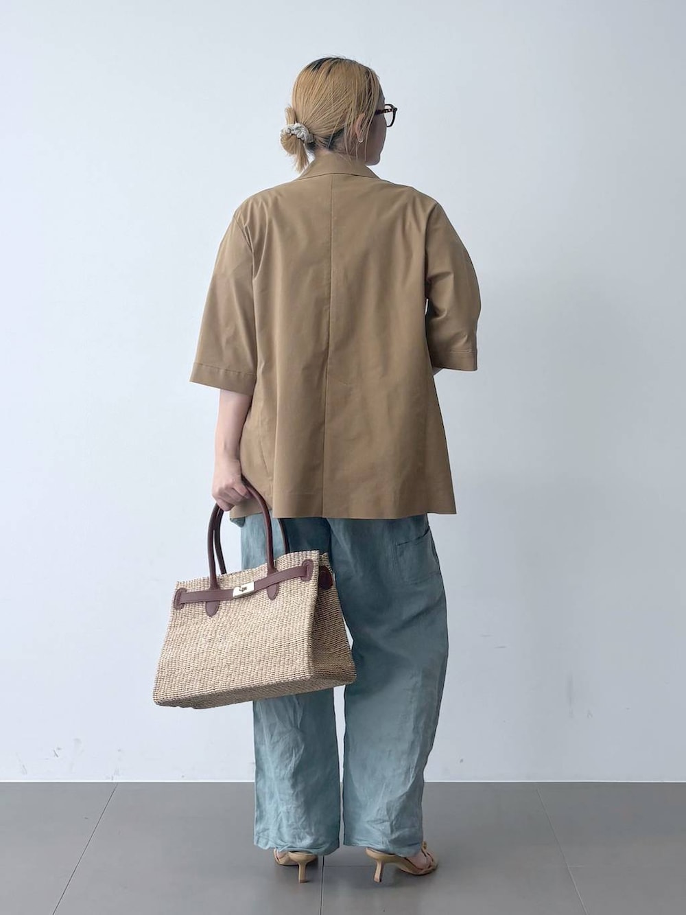 グリーン系のその他パンツ、ベージュ系のテーラードジャケット、ベージュ系のTシャツ/カットソーを着用したレディースの春コーディネートの4枚目の写真