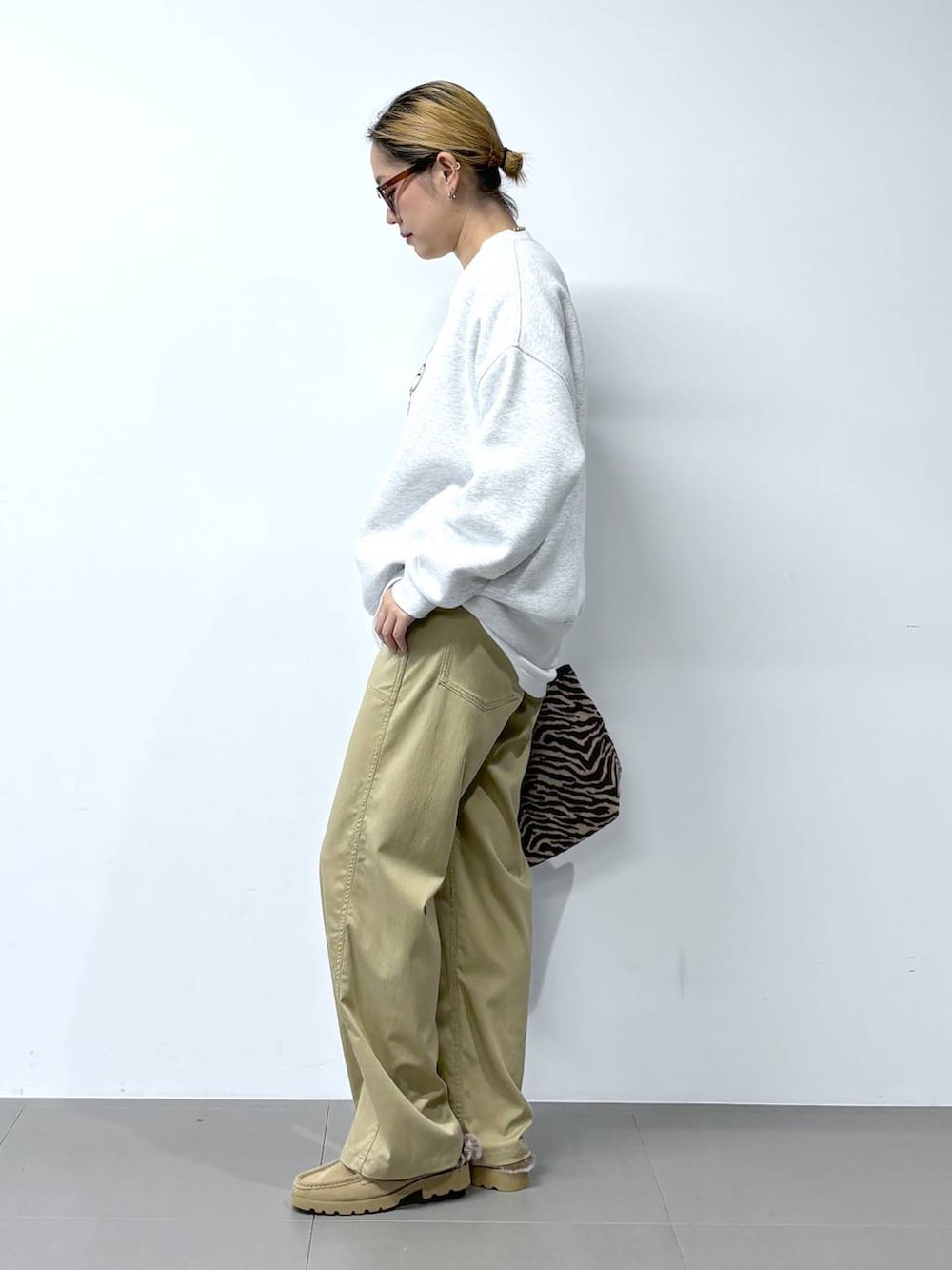 ベージュ系のチノパンツ、その他のトートバッグ、グレー系のスウェットを着用したレディースの秋コーディネートの3枚目の写真