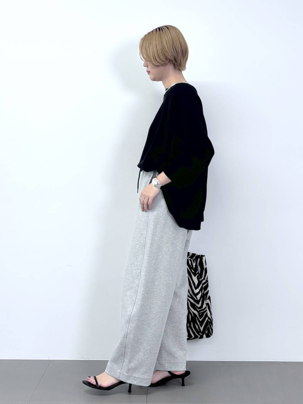 「モノトーン、スウェット、スウェットパンツ、ニット、ベーシック/シンプル、リラックス、サンダル、トートバッグ、おでかけ、春コーデ、オーバーサイズ、スポーティ、ワンマイル、体型カバー、カジュアル」｜「BARNYARDSTORMのBARNYARDSTORM / 【スタイリスト若狭恵美さんご紹介アイテム】チョーカー（チョーカー、その他）」を使った、ニッシさん（レディース・164cm）の冬コーディネートの4枚目の写真
