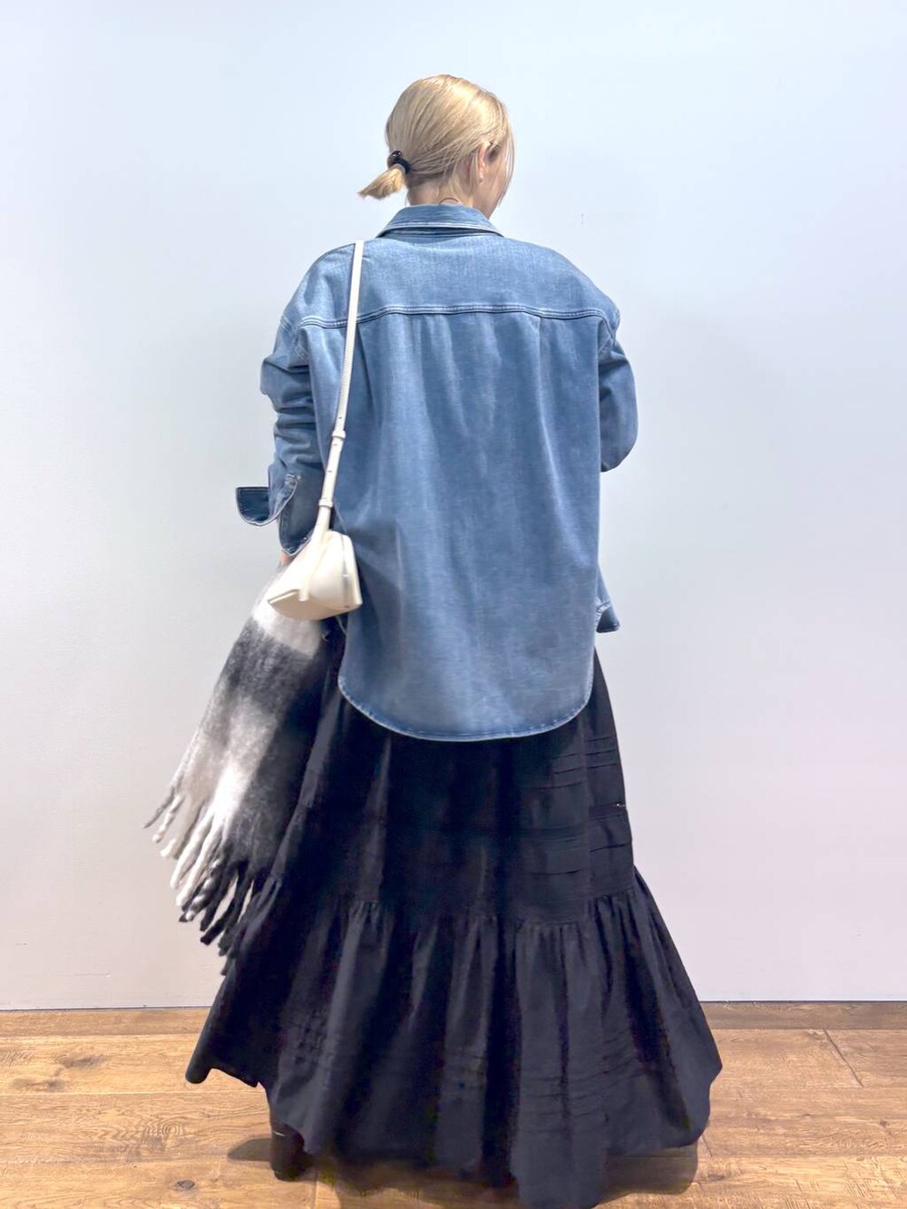 ブルー系のシャツ/ブラウス、ホワイト系のショルダーバッグ、ピンク系のニット/セーターを着用したレディースの秋コーディネートの4枚目の写真