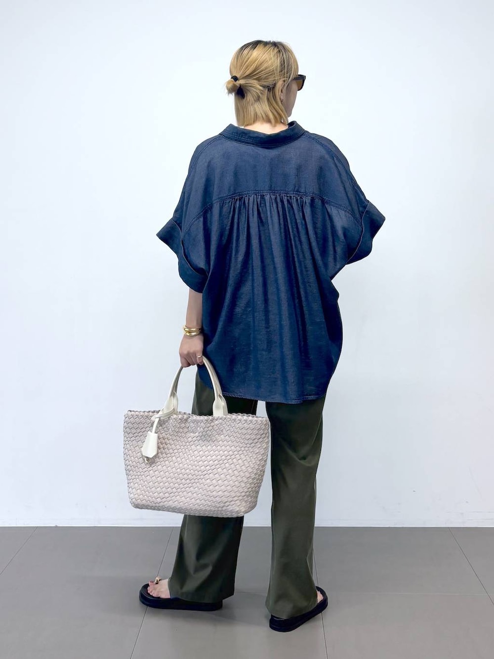 グリーン系のチノパンツ、ブルー系のTシャツ/カットソー、ブラック系のサンダルを着用したレディースの夏コーディネートの4枚目の写真