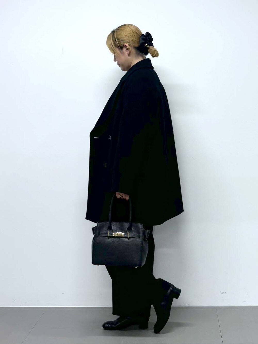 「フェミニン、ベーシック/シンプル、おでかけ、ショートブーツ、ヘアアクセサリー、ニット、ワイドパンツ、バッグ、レイヤードスタイル、冬コーデ、オーバーサイズ、ワンマイル、体型カバー、カジュアル、BARNYARDSTORM」｜「BARNYARDSTORMのBARNYARDSTORM / ワイドPコート（その他アウター、ブラック系）」を使った、ニッシさん（レディース・164cm）の秋コーディネートの4枚目の写真