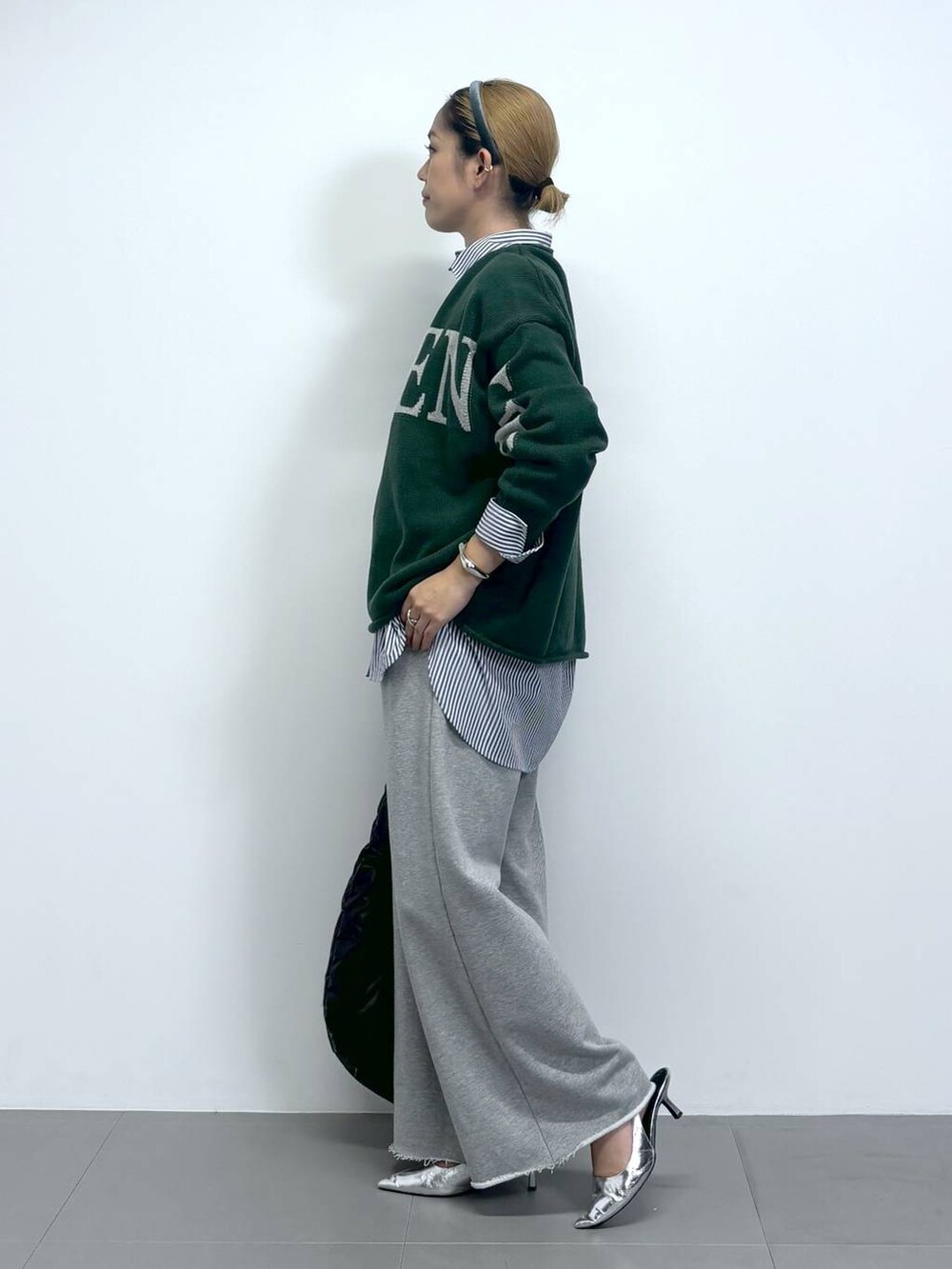 「ワイドパンツ、スウェットパンツ、ニット、シャツ、シャツスタイル、レイヤードスタイル、ヘアアクセサリー、パンプス、ショルダーバッグ、秋コーデ、差し色コーデ、オーバーサイズ、ワンマイル、体型カバー、カジュアル」|「BARNYARDSTORMのBARNYARDSTORM / オーバーサイズシャツ(シャツ/ブラウス、ブルー系)」を使った、ニッシさん(レディース・164cm)の秋コーディネートの4枚目の写真
