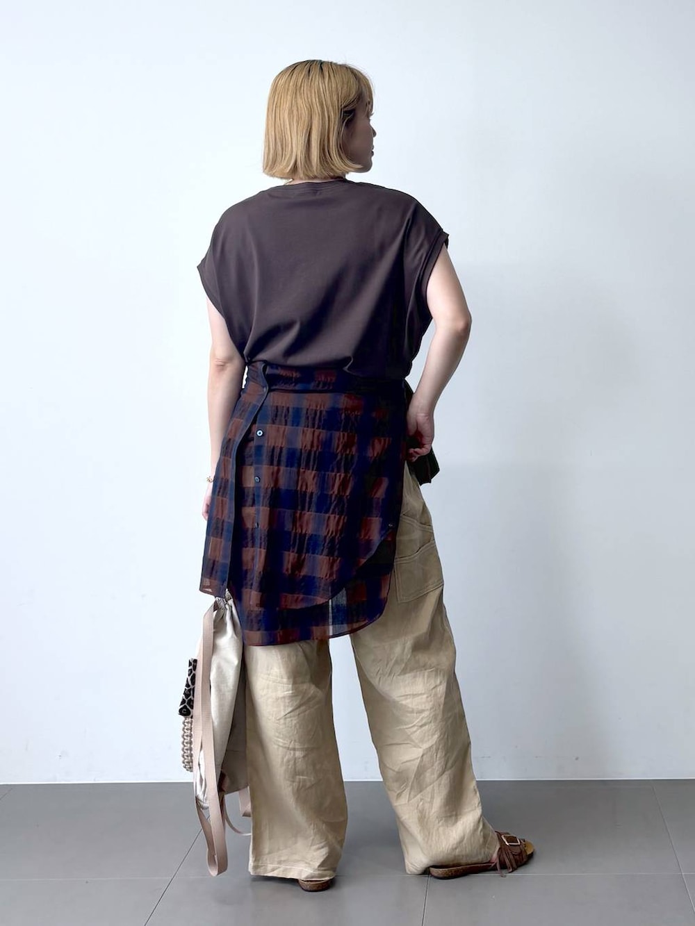 ベージュ系のその他パンツ、ブラウン系のサンダル、ブラウン系のTシャツ/カットソーを着用したレディースの夏コーディネートの7枚目の写真