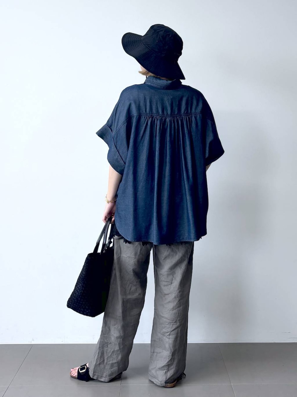 グレー系のその他パンツ、ブラック系のサンダル、ブラック系のタンクトップを着用したレディースの夏コーディネートの4枚目の写真