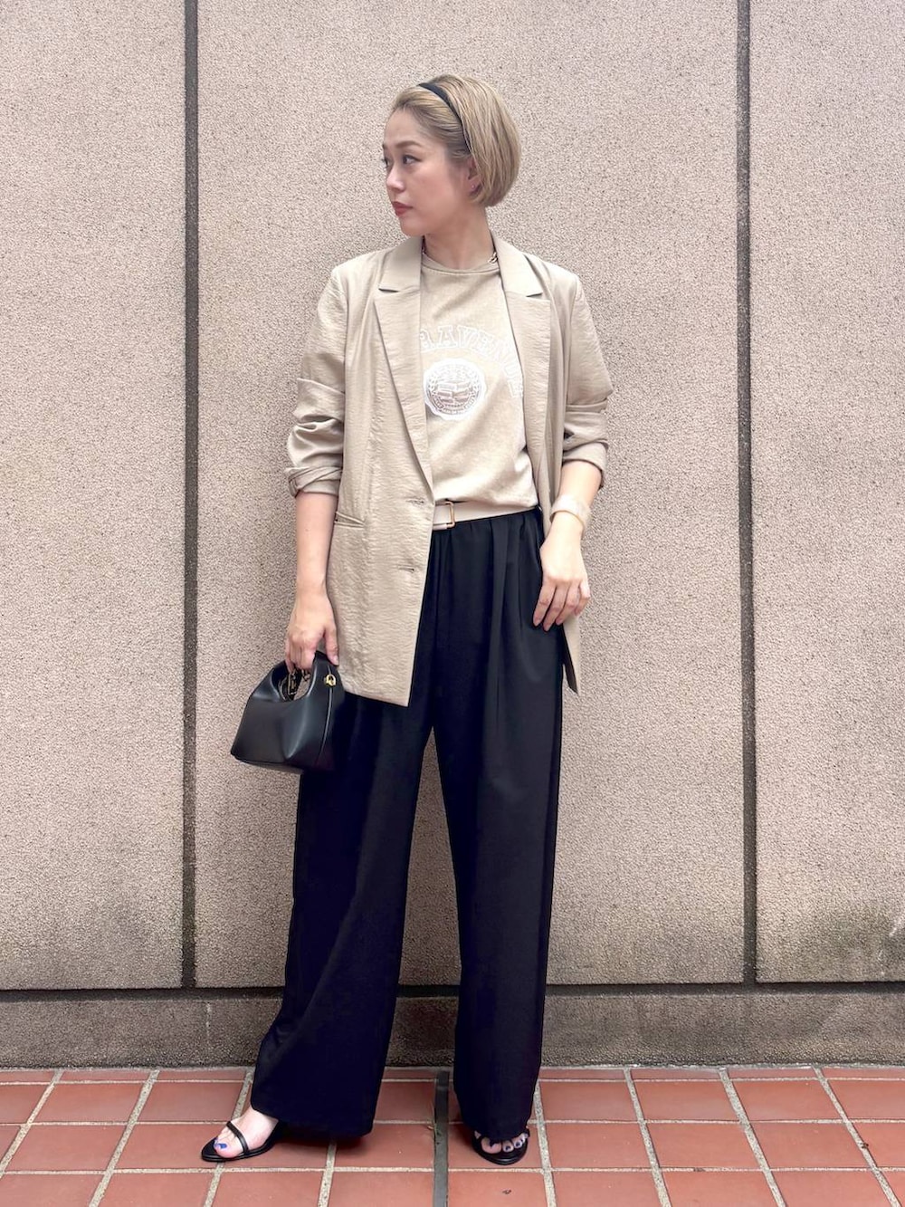 ブラック系のサンダル、ブラック系のその他パンツ、ブラック系のハンドバッグを着用したレディースの夏コーディネートの2枚目の写真