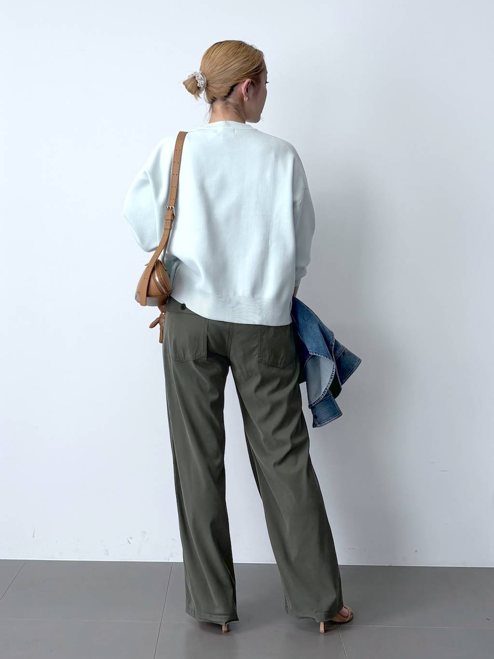 ブルー系のシャツ/ブラウス、ブルー系のニット/セーター、グリーン系のその他パンツを着用したレディースの春コーディネートの6枚目の写真