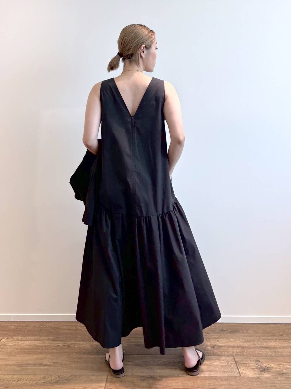 その他のトートバッグ、ブラック系のワンピース、ブラック系のベストを着用したレディースの春コーディネートの5枚目の写真