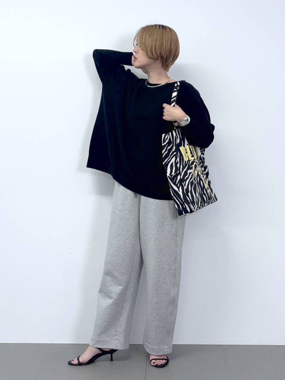 「モノトーン、スウェット、スウェットパンツ、ニット、ベーシック/シンプル、リラックス、サンダル、トートバッグ、おでかけ、春コーデ、オーバーサイズ、スポーティ、ワンマイル、体型カバー、カジュアル」｜「BARNYARDSTORMのBARNYARDSTORM / 【スタイリスト若狭恵美さんご紹介アイテム】チョーカー（チョーカー、その他）」を使った、ニッシさん（レディース・164cm）の冬コーディネートの2枚目の写真