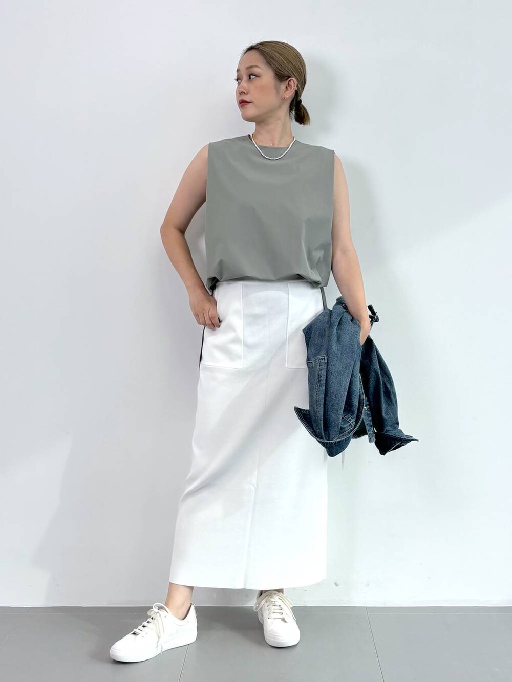 グレー系のTシャツ/カットソー、グリーン系のシャツ/ブラウス、ブルー系のデニムジャケットを着用したレディースの夏コーディネートの5枚目の写真