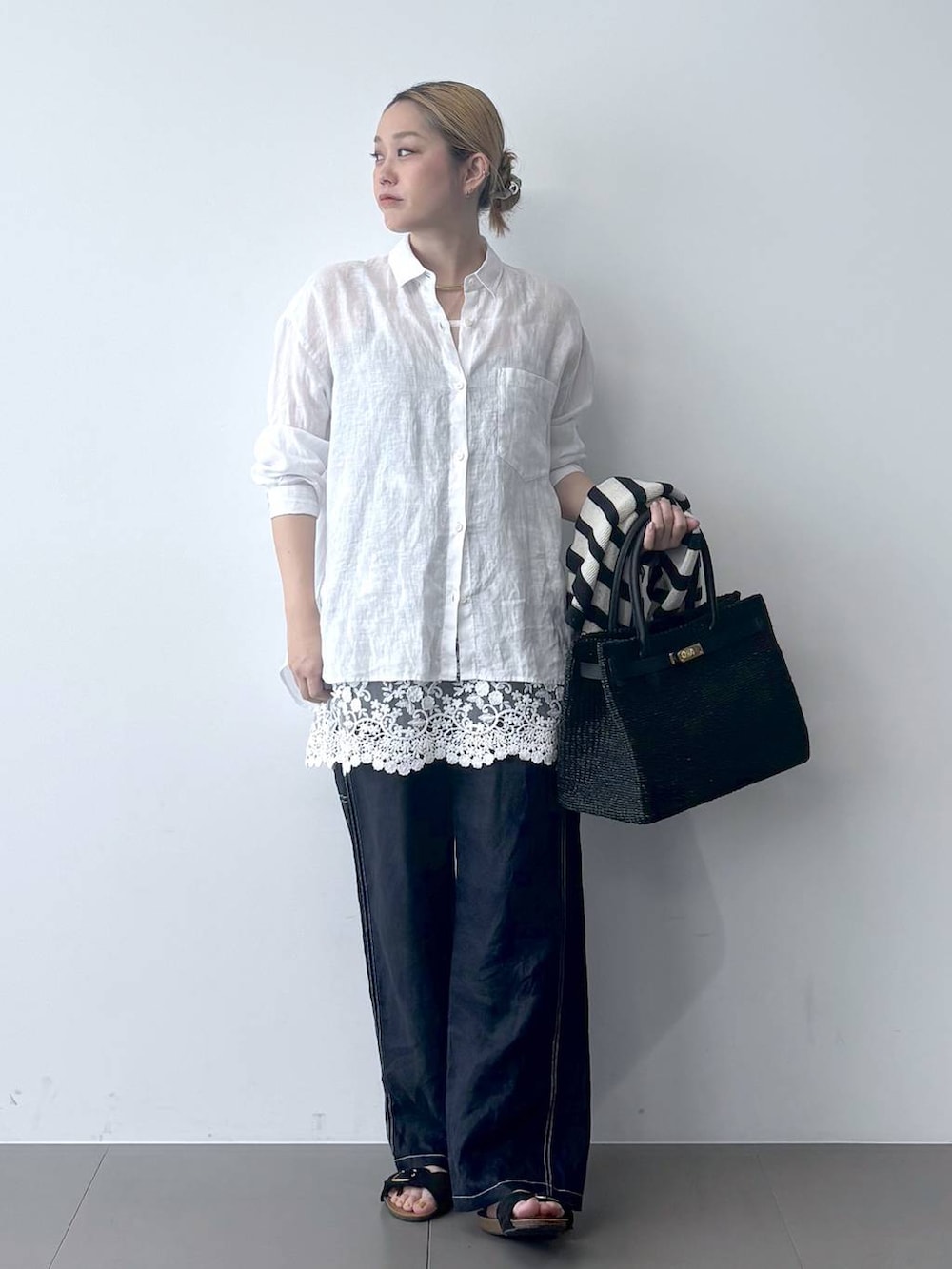 ホワイト系のニット/セーター、ホワイト系のシャツ/ブラウス、ブルー系のその他パンツを着用したレディースの春コーディネートの3枚目の写真