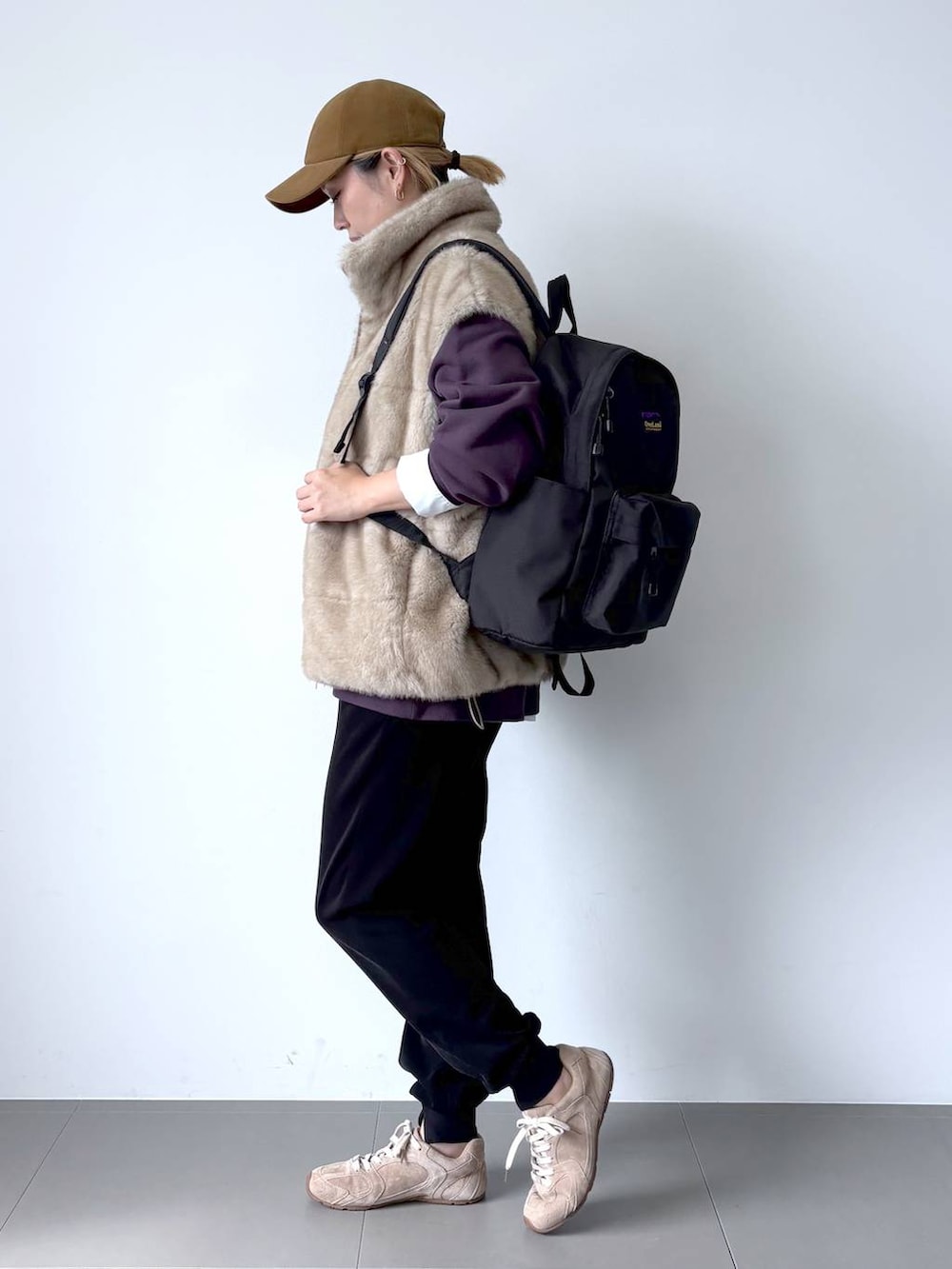 ホワイト系のシャツ/ブラウス、ベージュ系のベスト、パープル系のスウェットを着用したレディースの秋コーディネートの3枚目の写真