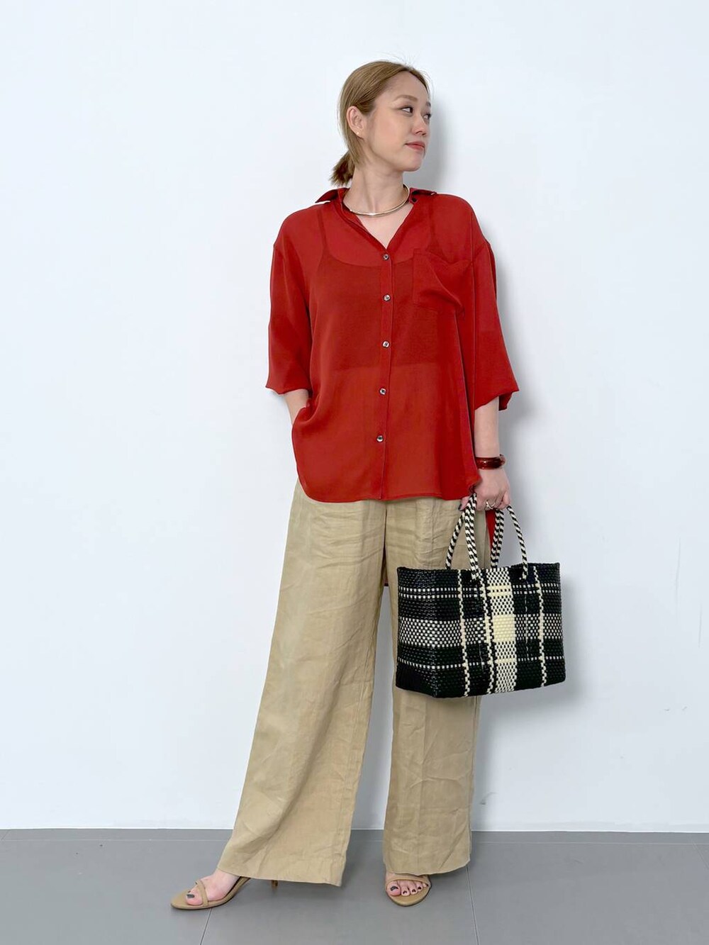 ベージュ系のスリッポン、ベージュ系のその他パンツ、その他のチョーカーを着用したレディースの春コーディネートの2枚目の写真