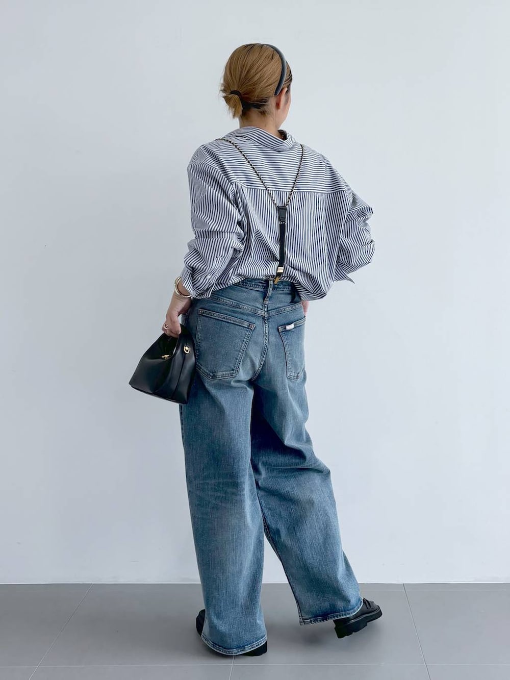 「ヘアアクセサリー、シャツスタイル、シャツ、デニムパンツ、ローファー、ハンドバッグ、秋コーデ、オーバーサイズ、ワンマイル、体型カバー、カジュアル、BARNYARDSTORM、Mazell、シンプルコーデ、大人カジュアル」｜「surtのBARNYARDSTORM / 【SURT】ルーズシルエットデニム【WEB限定サイズL】（デニムパンツ、ブルー系）」を使った、ニッシさん（レディース・164cm）の夏コーディネートの4枚目の写真