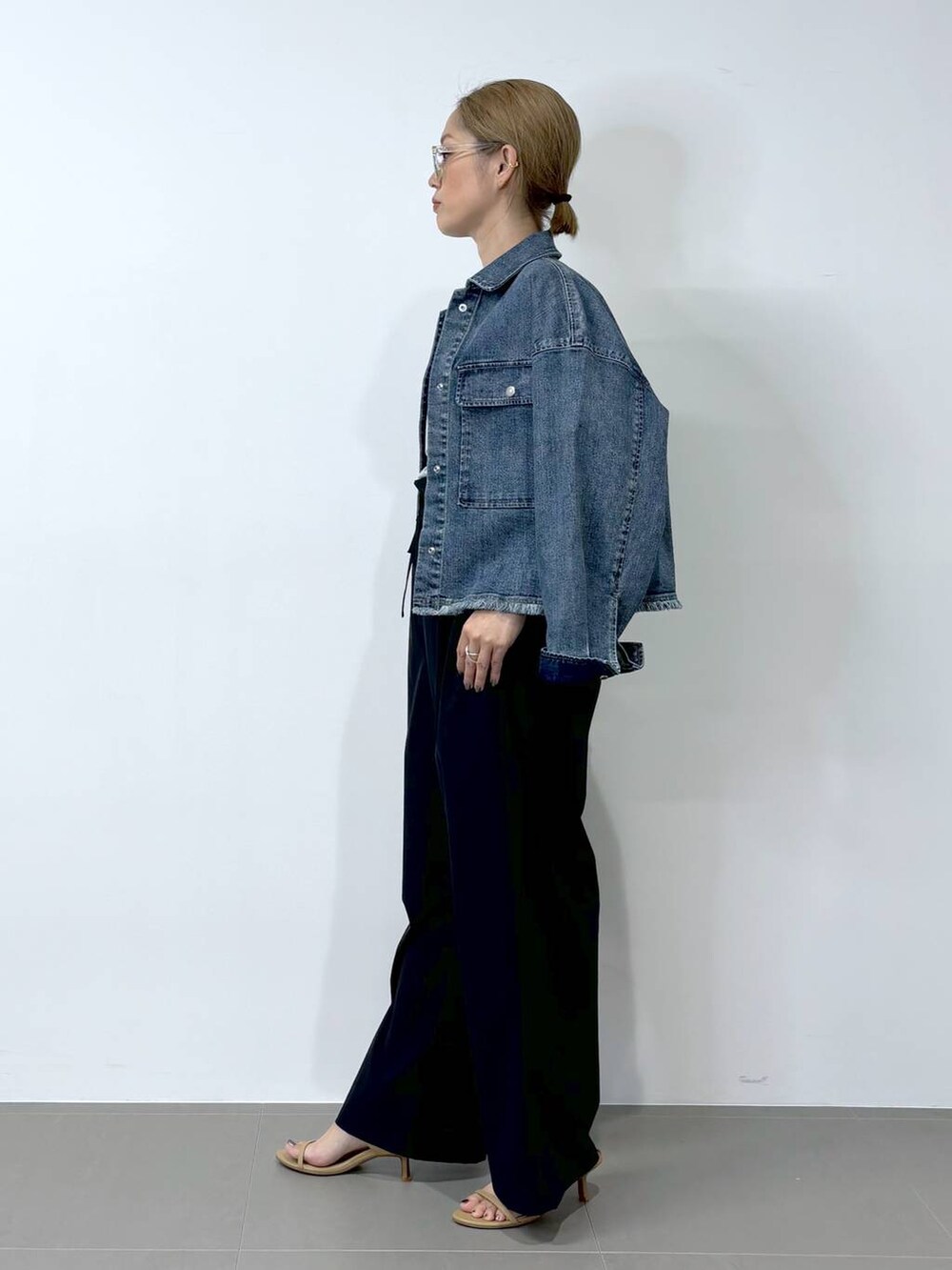 ベージュ系のスリッポン、ブルー系のデニムジャケット、グリーン系のTシャツ/カットソーを着用したレディースの夏コーディネートの4枚目の写真