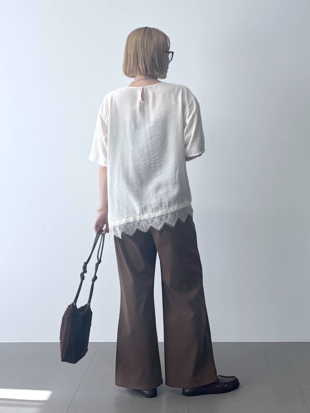 ホワイト系のシャツ/ブラウス、ブラウン系のローファー、ベージュ系のブルゾンを着用したレディースの夏コーディネートの9枚目の写真