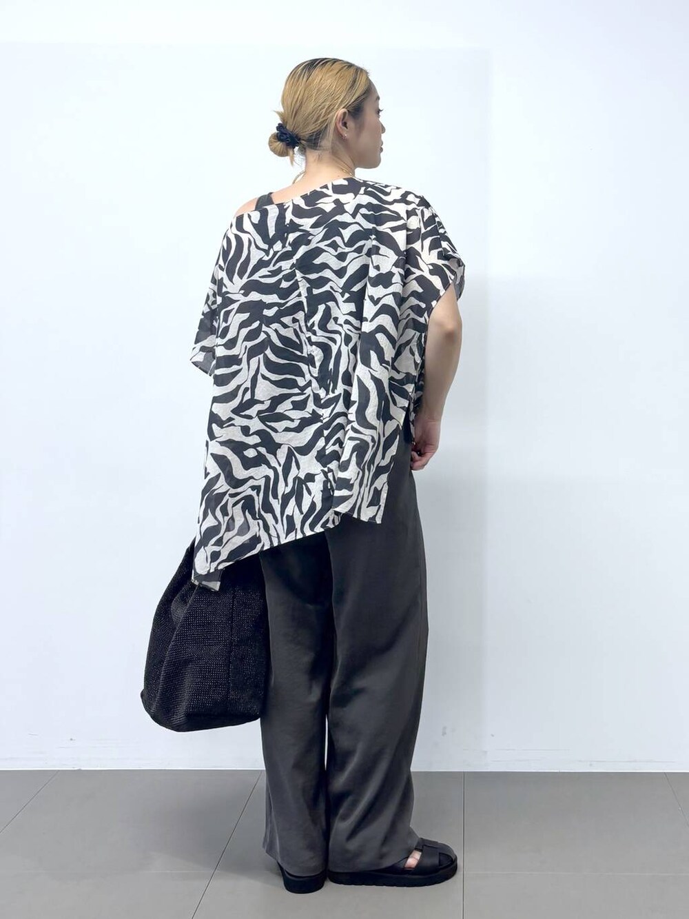 グレー系のその他パンツ、ブラック系のシャツ/ブラウス、ブラック系のサンダルを着用したレディースの春コーディネートの5枚目の写真
