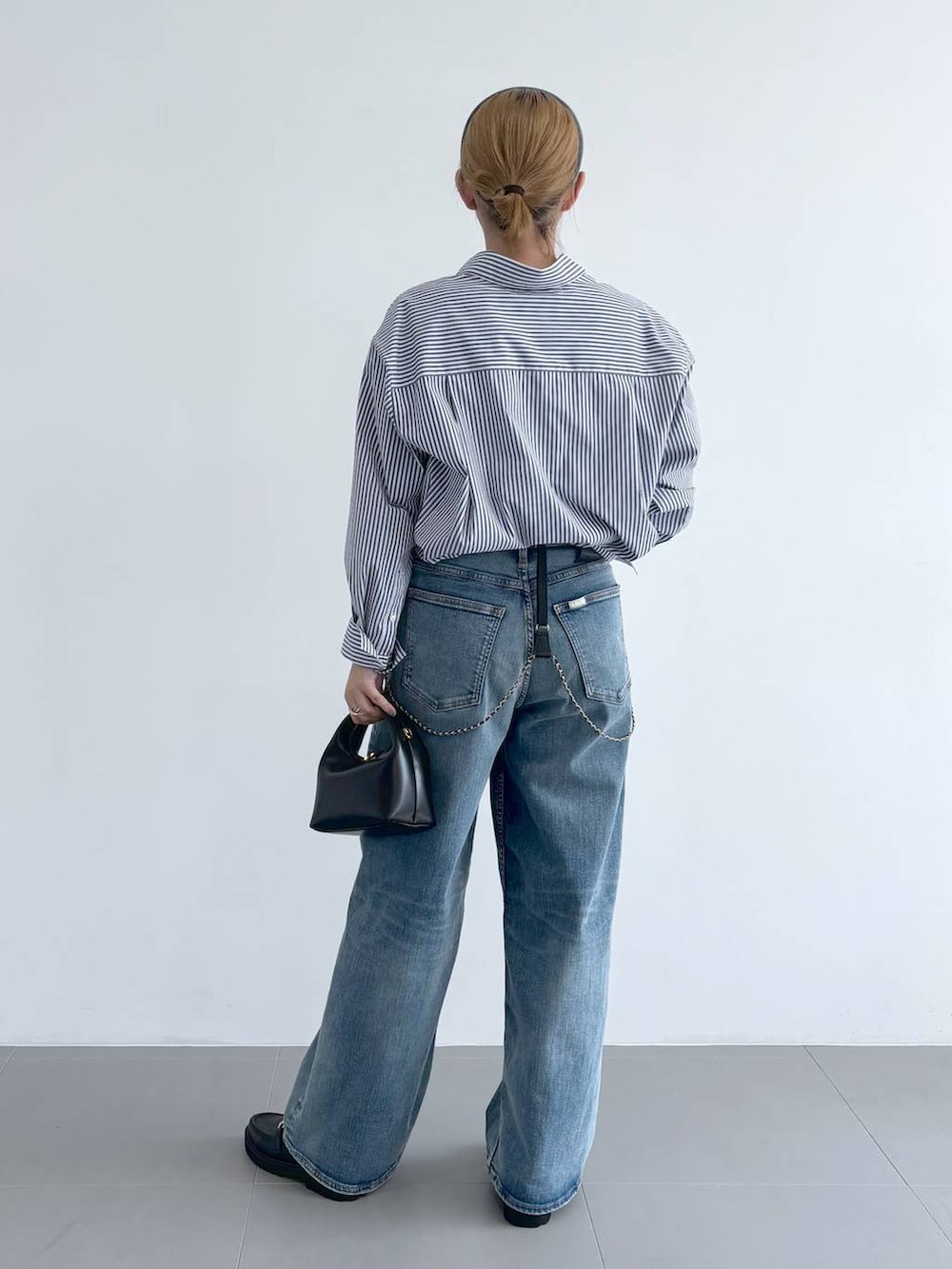 「ヘアアクセサリー、シャツスタイル、シャツ、デニムパンツ、ローファー、ハンドバッグ、秋コーデ、オーバーサイズ、ワンマイル、体型カバー、カジュアル、BARNYARDSTORM、Mazell、シンプルコーデ、大人カジュアル」｜「surtのBARNYARDSTORM / 【SURT】ルーズシルエットデニム【WEB限定サイズL】（デニムパンツ、ブルー系）」を使った、ニッシさん（レディース・164cm）の夏コーディネートの5枚目の写真