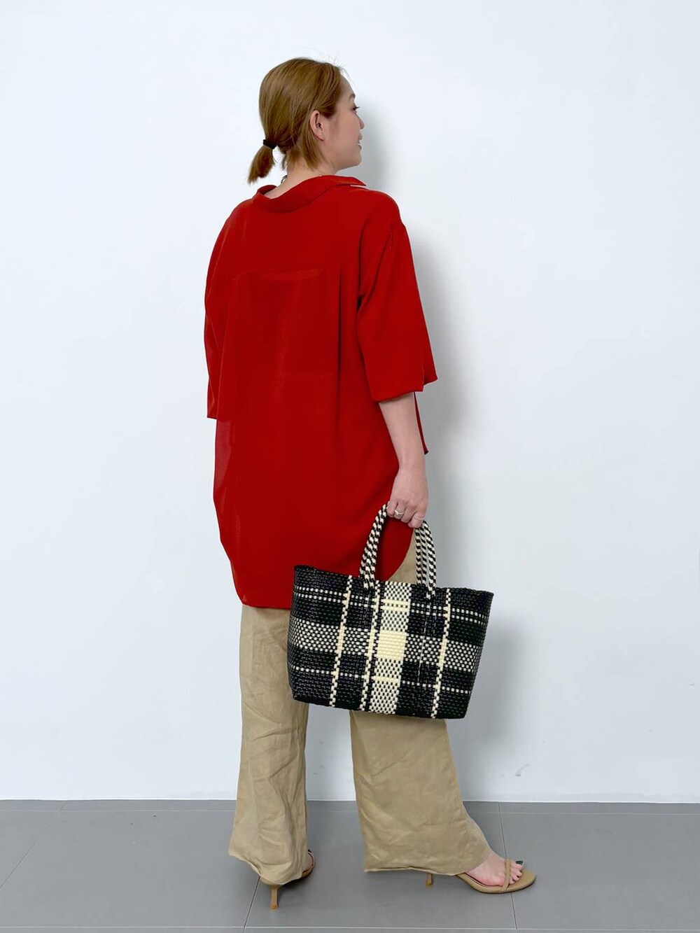 ベージュ系のスリッポン、ベージュ系のその他パンツ、その他のチョーカーを着用したレディースの春コーディネートの4枚目の写真